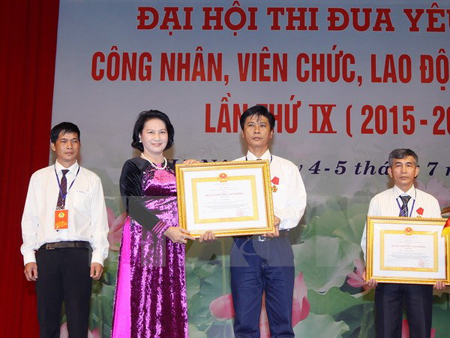 Phó Chủ tịch Quốc hội Nguyễn Thị Kim Ngân trao Huân chương Lao động hạng Ba cho các tập thể và cá nhân xuất sắc tại Đại hội.